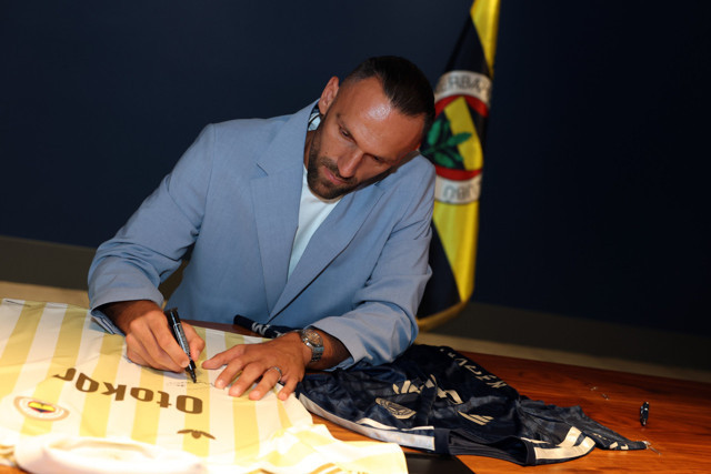 Vedat Muric, Fenerbahçe'de! 3 yıllık sözleşmeye imza attı - Resim: 1
