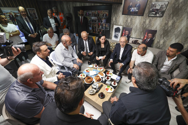 CHP Genel Başkanı Kılı&ccedil;daroğlu'ndan ziyaret! Esnafın sorunlarını dinledi - Resim: 0