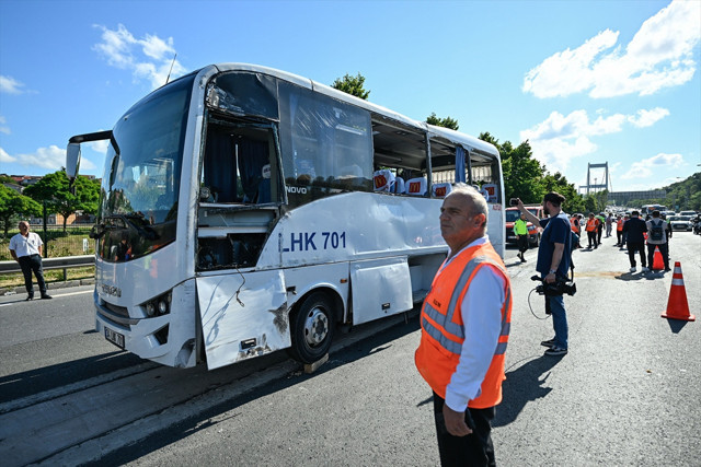 İstanbul'da TEM Otoyolu'nda midibüsün devrilmesi sonucu 13 kişi yaralandı - Resim: 0