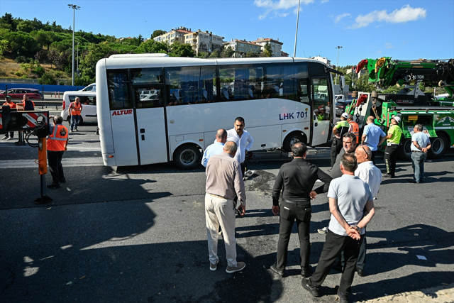 İstanbul'da TEM Otoyolu'nda midibüsün devrilmesi sonucu 13 kişi yaralandı - Resim: 1