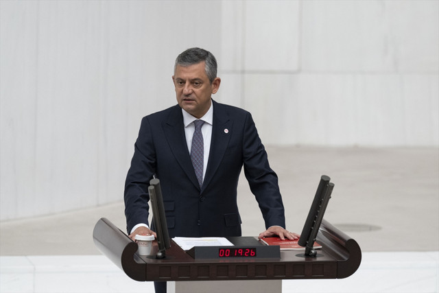 YENİ Parti '&ccedil;er&ccedil;eve yasa' i&ccedil;in kararını verdi! &Ouml;zg&uuml;r &Ouml;zel k&uuml;rs&uuml;den duyurdu - Resim: 0
