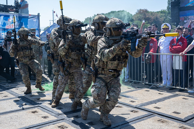 Bakan Uraloğlu TEKNOFEST Mavi Vatan'ı ziyaret etti, SAT ve SAS komandolarının gösterisini izledi - Resim: 0
