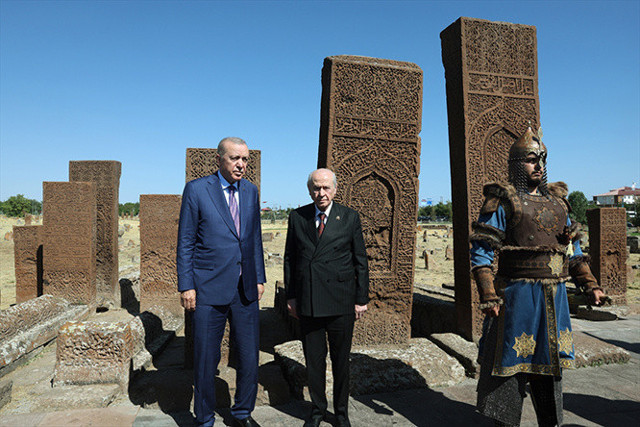 Cumhurbaşkanı Erdoğan, Sel&ccedil;uklu Meydan Mezarlığı'nı ziyaret etti - Resim: 1