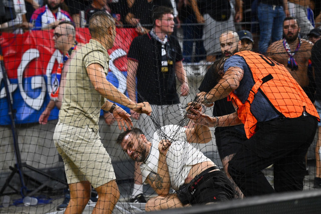 Lyon elendi Fransızlar çılgına döndü Guendouzi'ye saldırdılar - Resim: 2
