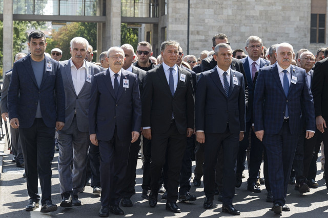Kemal Kılı&ccedil;daroğlu ile &Ouml;zg&uuml;r &Ouml;zel cenaze t&ouml;reninde tokalaştı - Resim: 0