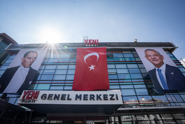 &Ouml;zg&uuml;r &Ouml;zel parti genel merkezinde &ccedil;alışmalarına başladı - Resim: 1