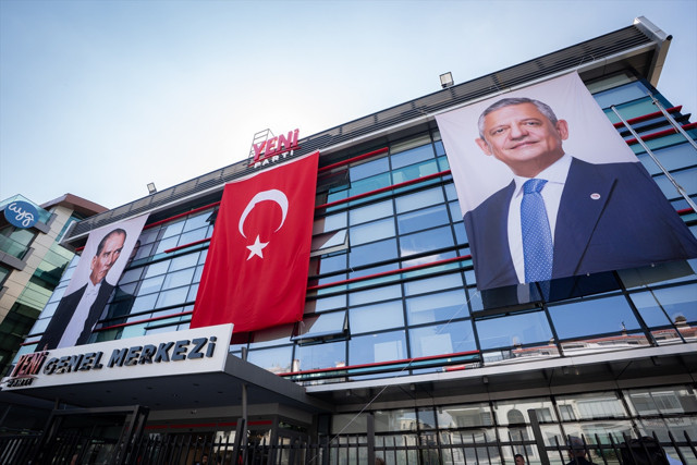&Ouml;zg&uuml;r &Ouml;zel parti genel merkezinde &ccedil;alışmalarına başladı - Resim: 0