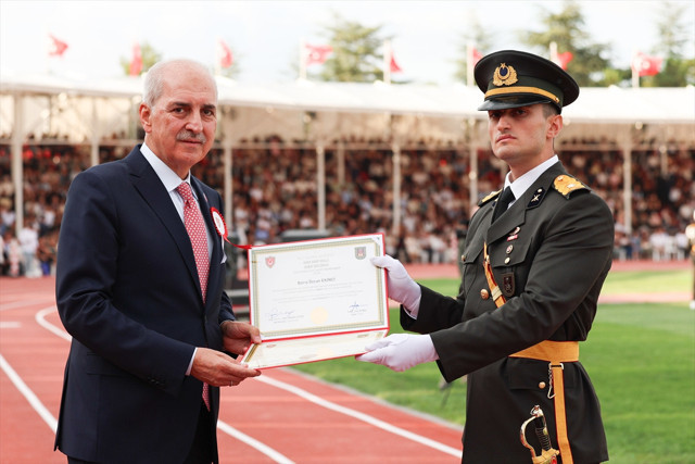 Harp okulu birincisi imam hatipten &ccedil;ıktı! Değirmenci'ye diplomasını Erdoğan verdi - Resim: 1