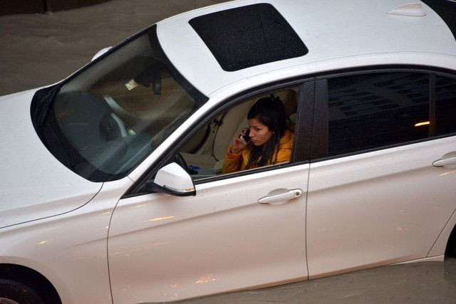 Mahsur kaldı diğer araca geçince büyük şoka uğradı! - Resim: 1