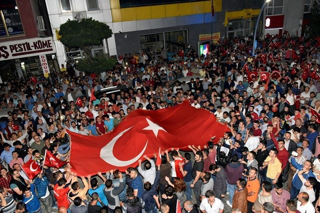 Halk sokağa döküldü! - Resim: 4