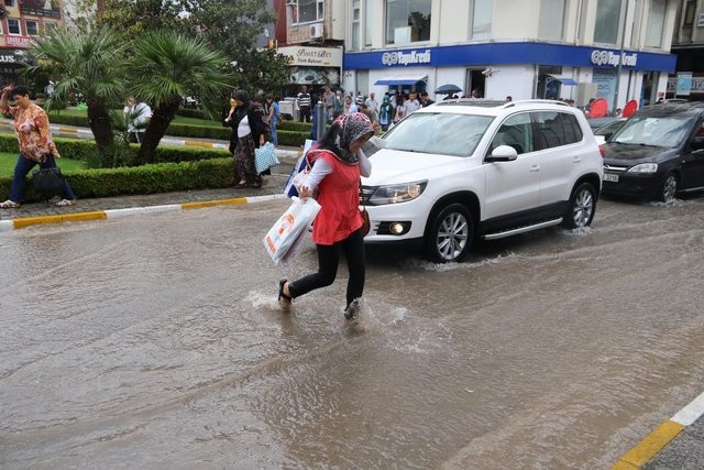 15 dakikalık sağanak yağmur  bu hale getirdi - Resim: 3