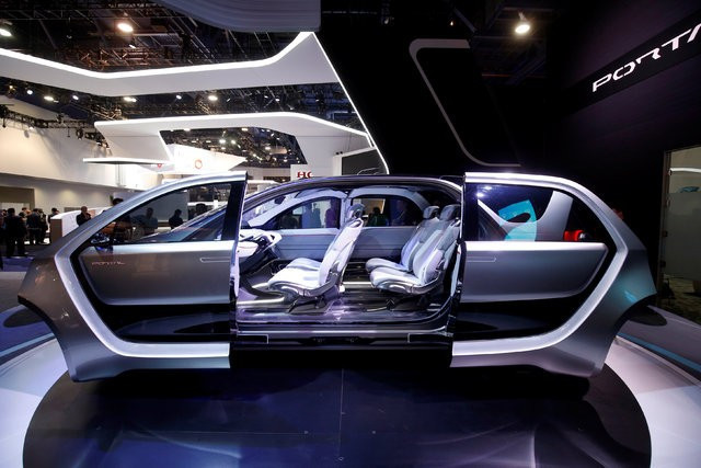 Yok artık bunu da yaptılar! Selfie çeken otomobile bakın - Resim: 1