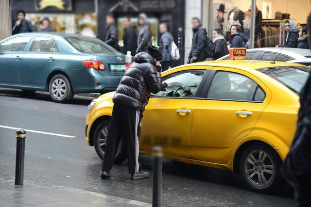 Ünlü oyuncu korna sesine çıldırdı vatandaşlar sakinleştirdi - Resim: 2
