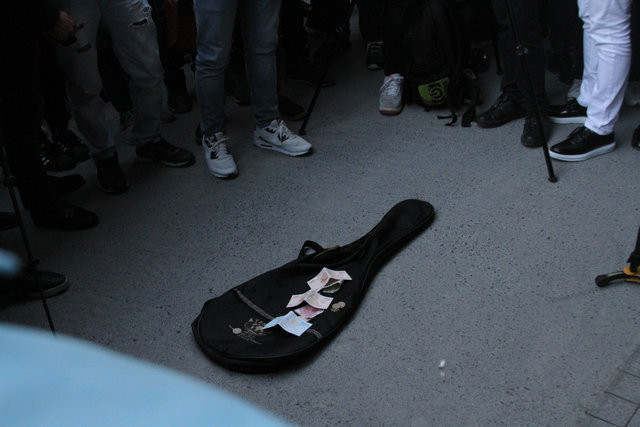 Koray Avcı "Geldiğim yeri unutmadım" dedi ve İstiklal'de.. - Resim: 3