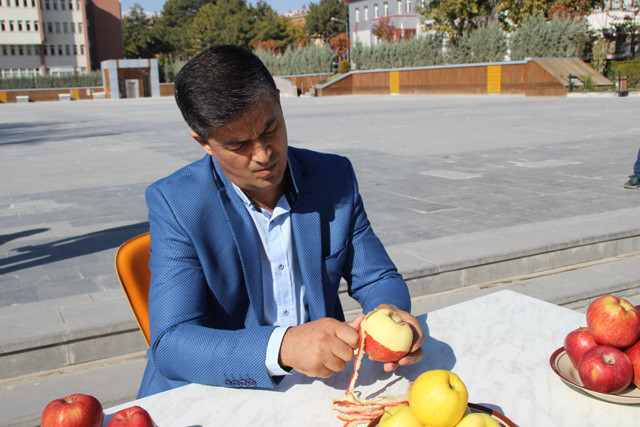 Elmadan 5,1 metre uzunluğunda kabuk soydu Guniess için sponsor bekliyor! - Resim: 4