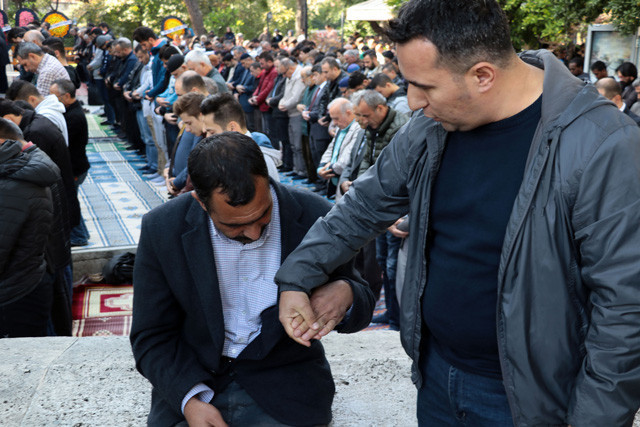 Engelli taklidi yapan dilencinin 2 saatte topladığı para herkesi şoke etti! - Resim: 2