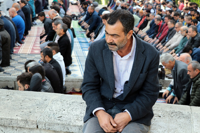 Engelli taklidi yapan dilencinin 2 saatte topladığı para herkesi şoke etti! - Resim: 3