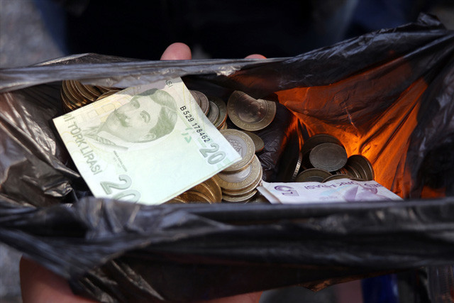 Engelli taklidi yapan dilencinin 2 saatte topladığı para herkesi şoke etti! - Resim: 4