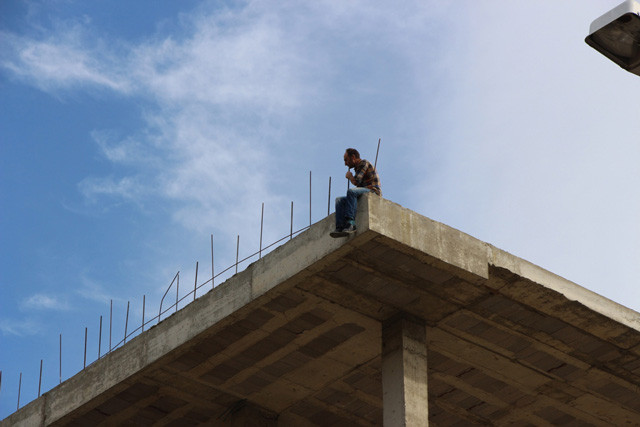 Kızını da yanına alarak atlamak için inşaatın 5’inci katına çıktı! - Resim: 1