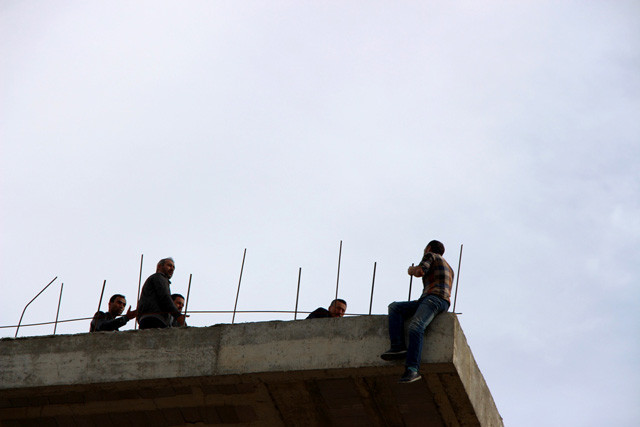Kızını da yanına alarak atlamak için inşaatın 5’inci katına çıktı! - Resim: 2