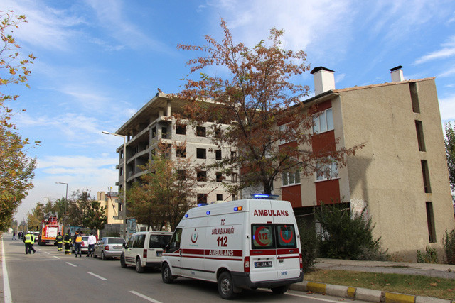 Kızını da yanına alarak atlamak için inşaatın 5’inci katına çıktı! - Resim: 4