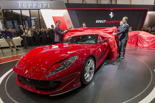 Ferrari 812 Superfast özelliklerine bakın fiyatı fena - Resim: 1