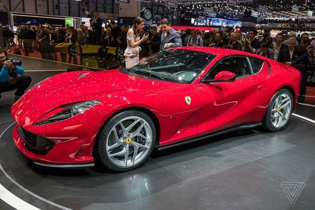 Ferrari 812 Superfast özelliklerine bakın fiyatı fena - Resim: 2