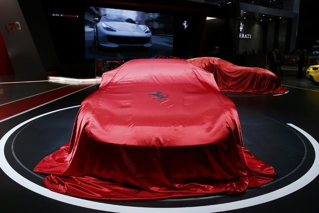 Ferrari 812 Superfast özelliklerine bakın fiyatı fena - Resim: 3