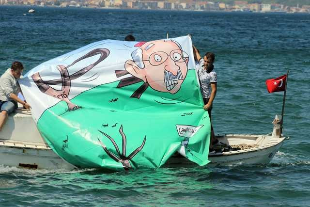 Şehitlikte içki içip alem yapan CHP'lilere AK Parti'den pankartlı tepki - Resim: 4