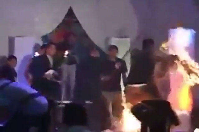 Podyumda dehşet anları genç manken bir anda alev aldı! - Resim: 3