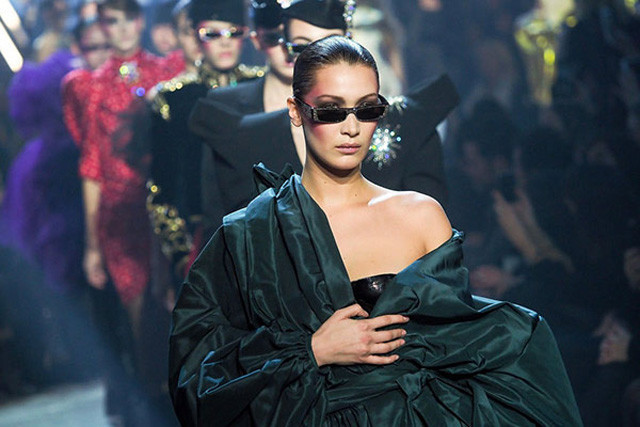 Dünyaca ünlü model kıyafetinin azizliğine uğradı podyumda göğsü açıldı! - Resim: 1