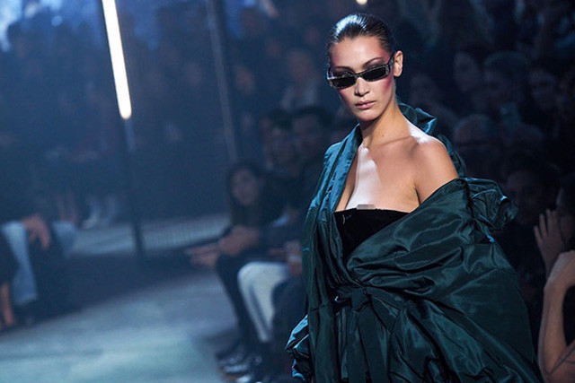 Dünyaca ünlü model kıyafetinin azizliğine uğradı podyumda göğsü açıldı! - Resim: 3