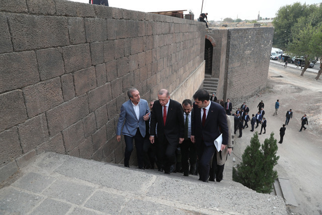 Cumhurbaşkanı Erdoğan, Sur’u gezdi incelemelerde bulundu - Resim: 4