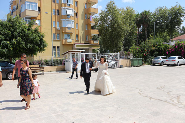 Gelinliğiyle oy kullandı 'Aşk ittifakı'yla salondan ayrıldı - Resim: 1