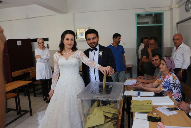 Gelinliğiyle oy kullandı 'Aşk ittifakı'yla salondan ayrıldı - Resim: 2