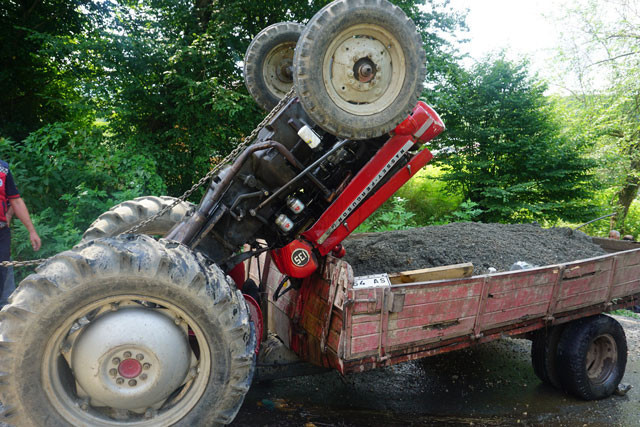 Feci kaza! Şaha kalkan traktörün altında buldular - Resim: 1