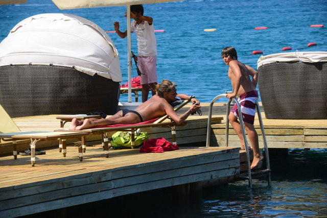 Üstsüz güneşlendi - Resim: 1