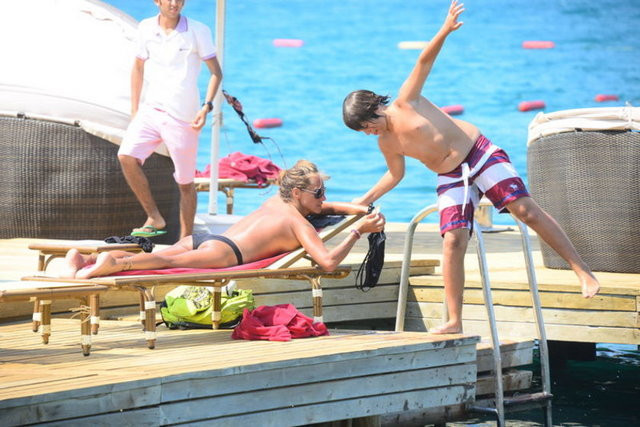 Üstsüz güneşlendi - Resim: 2