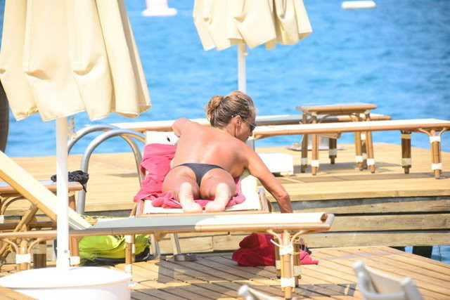 Üstsüz güneşlendi - Resim: 3