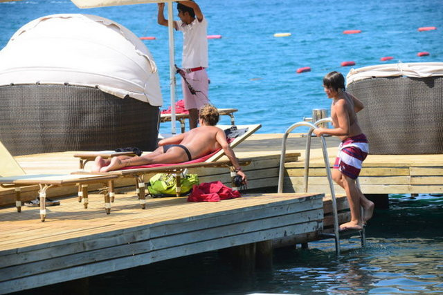 Üstsüz güneşlendi - Resim: 4