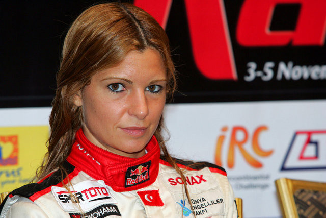 Milli rallici tesettüre girdi - Resim: 4