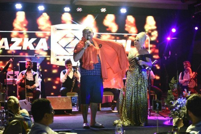 Bodrum'da sahne aldı Safiye Soyman sahnede gözyaşlarına boğuldu! - Resim: 4