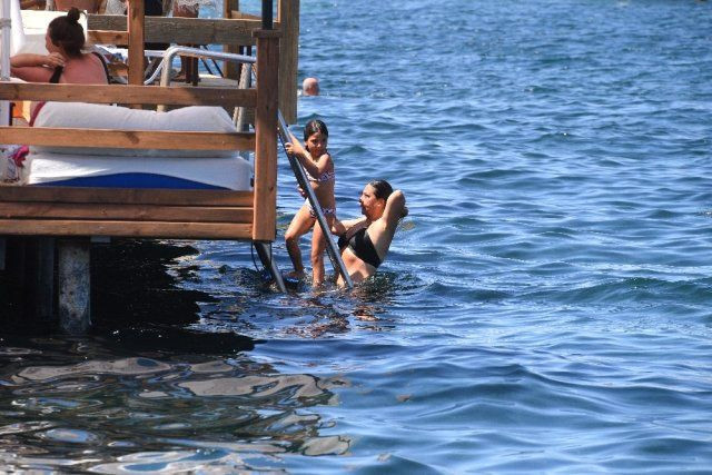 Işın Karaca verdiği kiloların ardından bikinili görüntülendi! Yaz sezonunu Bodrum'da açtı - Resim: 4