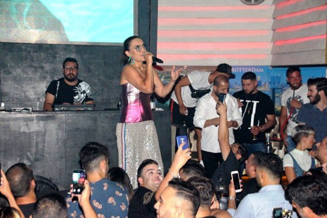 Demet Akalın Bodrum'u salladı! Yeni evli çifte söylediği sözlerle herkesi güldürdü - Resim: 3