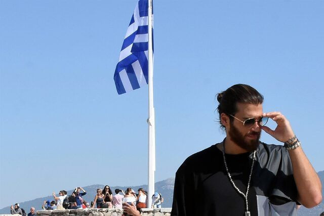 Tepki alan görüntü Can Yaman bayrağın önünde orta parmak hareketi yaptı - Resim: 2