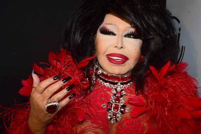 Diva Bülent Ersoy'u hayranı öpmek istedi! 'Yakışıklı çocukmuş, öp bari' - Resim: 4