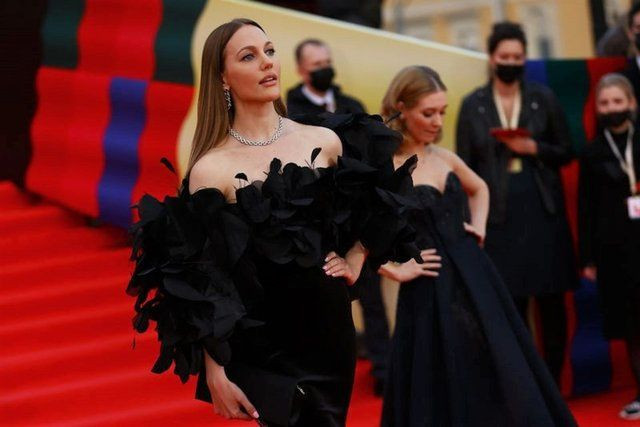 Meryem Uzerli kırmızı halıdaki haliyle yine olay herkesi büyüledi - Resim: 3