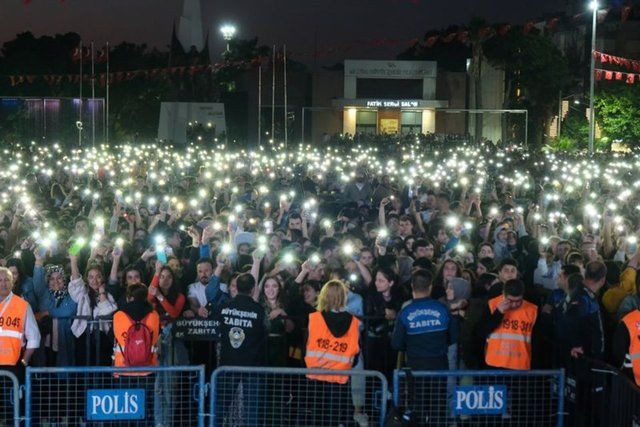 Kendini yere attı! Haluk Levent'i gören şaştı kaldı: İlginç anlar sosyal medyayı salladı - Resim: 2