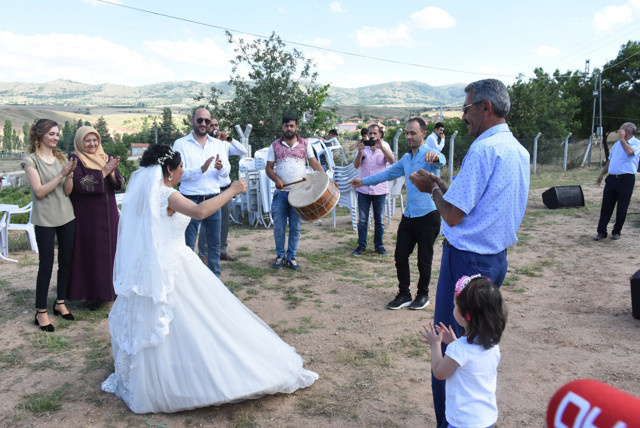 Zihinsel engelli Müzeyyen'in en büyük hayali gelin olmaktı! Ailesi gerçekleştirdi - Resim: 0