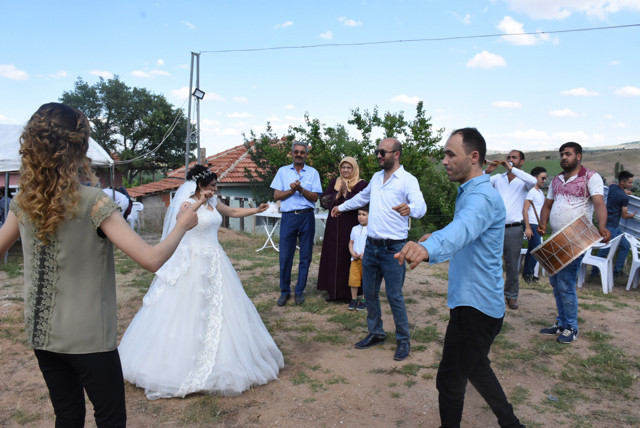 Zihinsel engelli Müzeyyen'in en büyük hayali gelin olmaktı! Ailesi gerçekleştirdi - Resim: 1